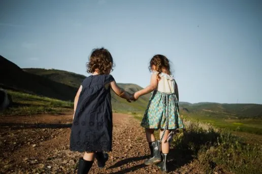 Josue Michel_two_girls_holding_hands